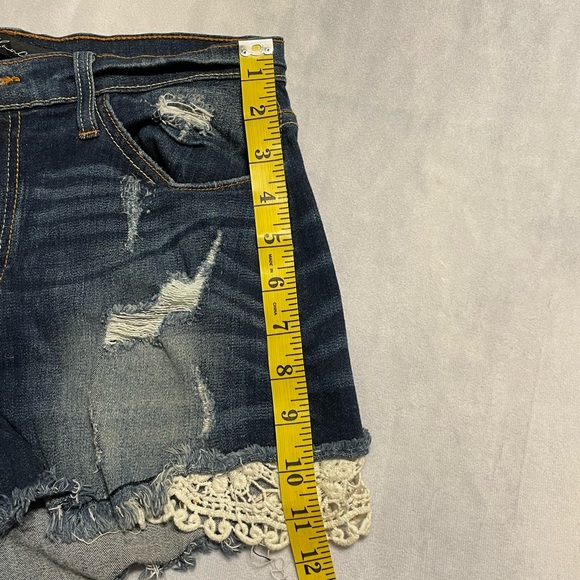 KanCan women’s size 27 waist women’s distressed shorts - Picture 9 of 9